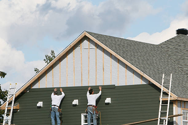 Professional Wood Siding technician working in Bloomington, IL